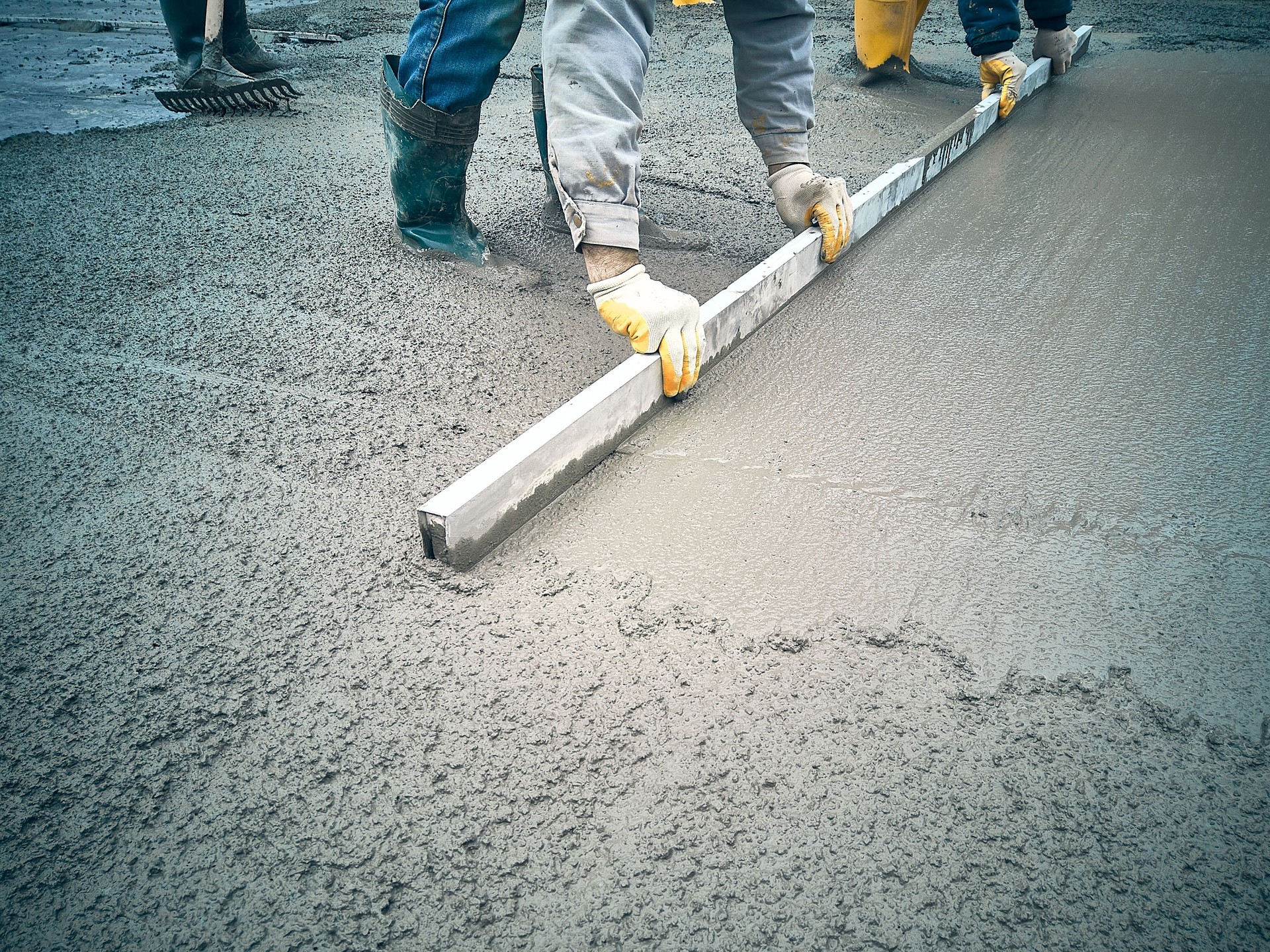 Worker levels cement mortar